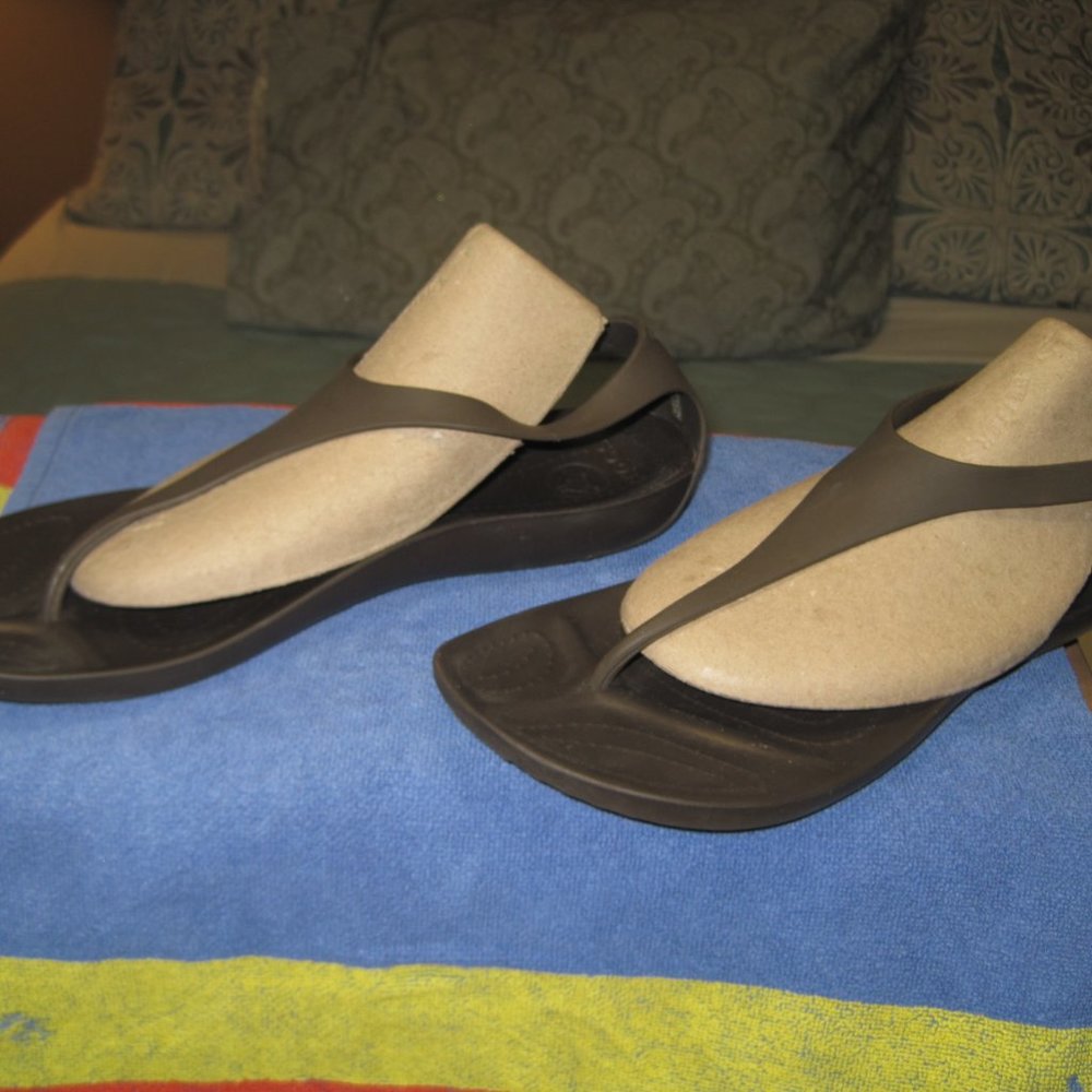 CROCS thong sandals